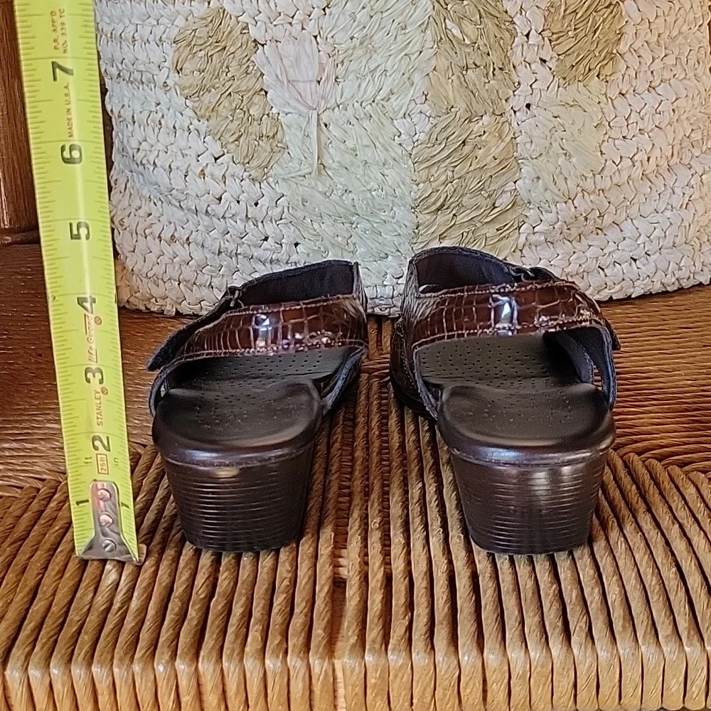 SAS Suntimer brown croc sandal, size 8.5N